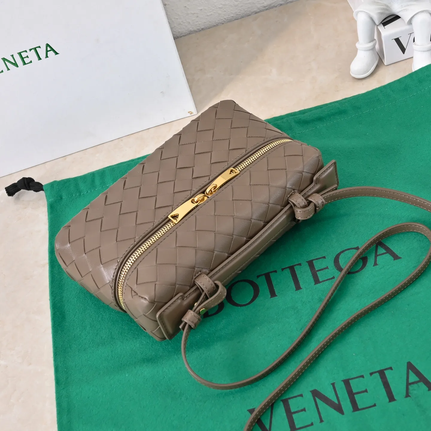 Batch 1360 Bottega Veneta 24 spring and summer woven zipper crossbody bag. A crossbody bag that can be used as a cosmetic bag. The exquisite weaving and compact body are an indispensable accessory for the upcoming summer. The double zipper also better protects the bag. It has a large capacity. If you like it, don’t miss it. Style number: 9109 Size: 22*12.5*5cm
